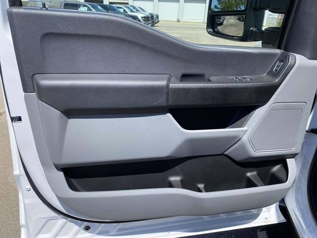 2025 Oxford White Ford Super Duty F-550 DRW XL RWD Chassis