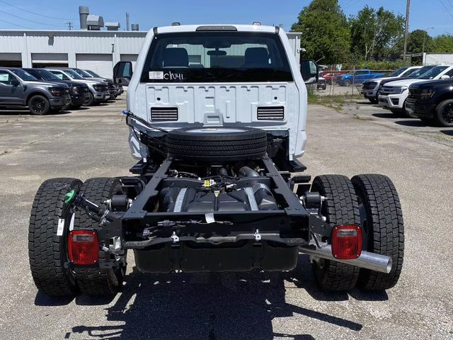 2025 Oxford White Ford Super Duty F-550 DRW XL RWD Chassis