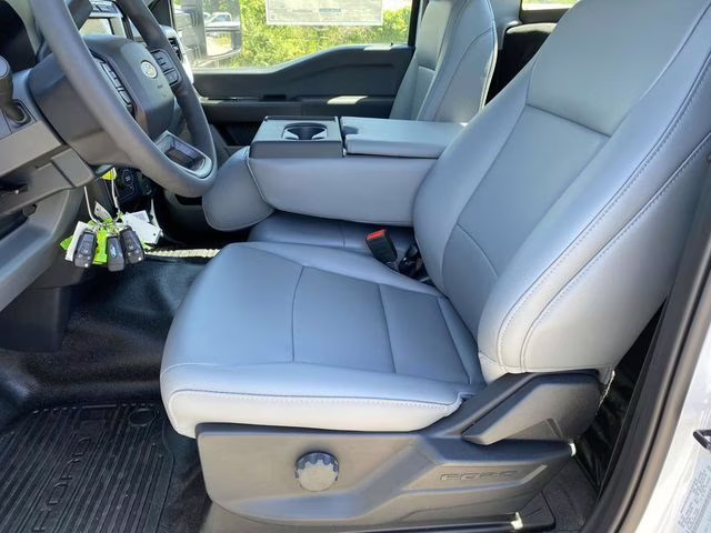 2025 Oxford White Ford Super Duty F-550 DRW XL RWD Chassis