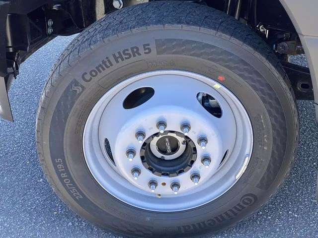 2025 Oxford White Ford Super Duty F-550 DRW XL 4X4 Chassis