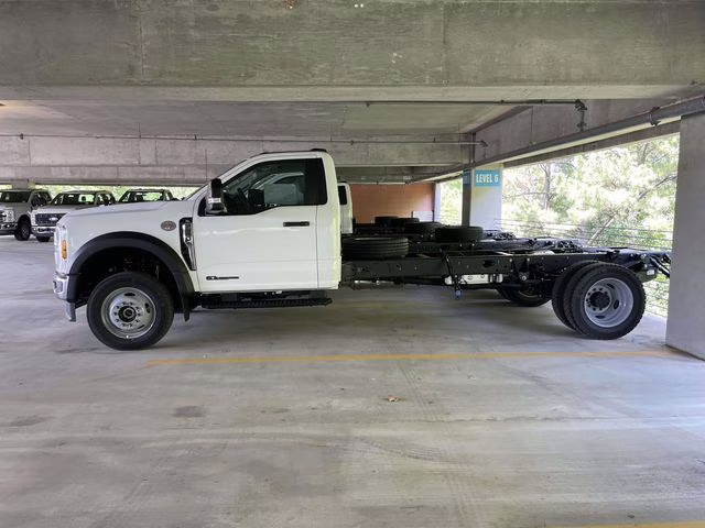2025 Oxford White Ford Super Duty F-550 DRW XL 4X4 Chassis
