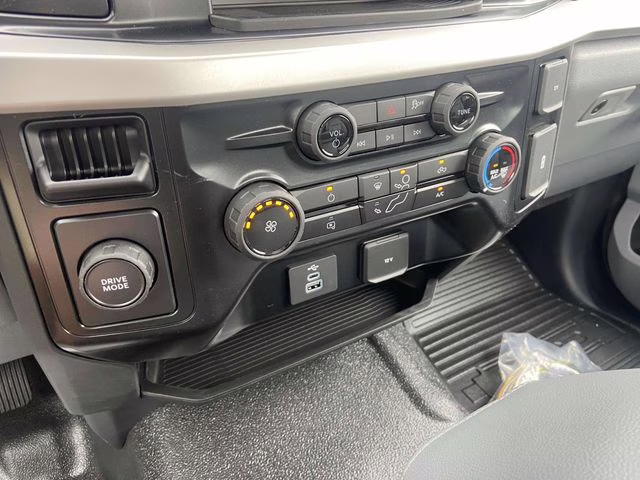 2025 Oxford White Ford Super Duty F-350 DRW XL RWD Chassis