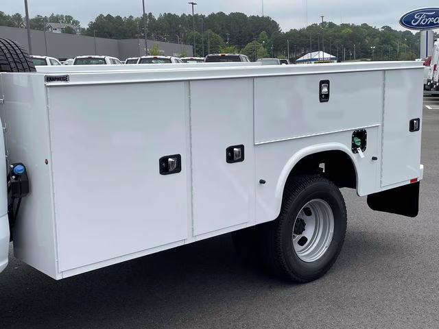 2025 Oxford White Ford Super Duty F-350 DRW XL 4X4 Chassis
