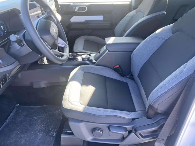 2025 Oxford White Ford Bronco Base 4X4 SUV