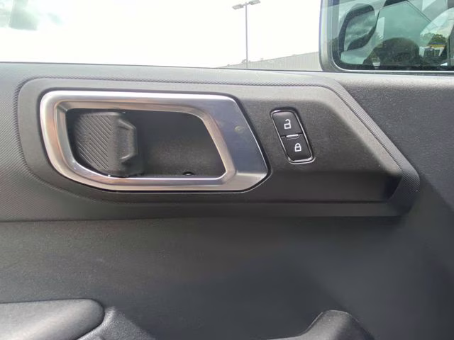 2025 Oxford White Ford Bronco Base 4X4 SUV