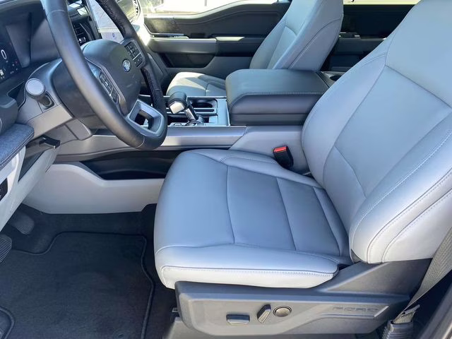 2025 Oxford White Ford F-150 Lightning Flash AWD Truck