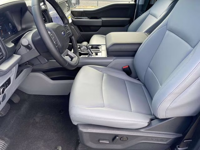 2025 Oxford White Ford F-150 Lightning Flash AWD Truck