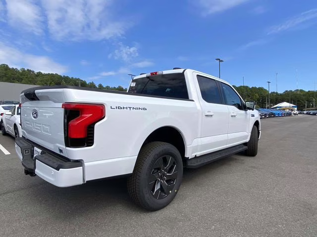 2025 Oxford White Ford F-150 Lightning Flash AWD Truck