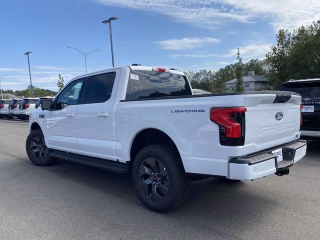 2025 Oxford White Ford F-150 Lightning Flash AWD Truck