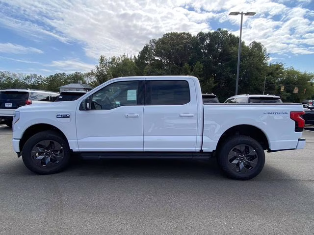 2025 Oxford White Ford F-150 Lightning Flash AWD Truck