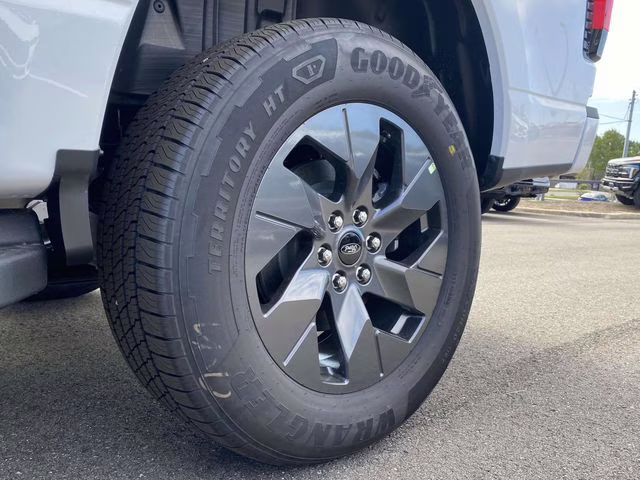 2025 Oxford White Ford F-150 Lightning Flash AWD Truck