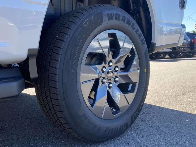 2025 Space White Metallic Ford F-150 Lightning Flash AWD Truck