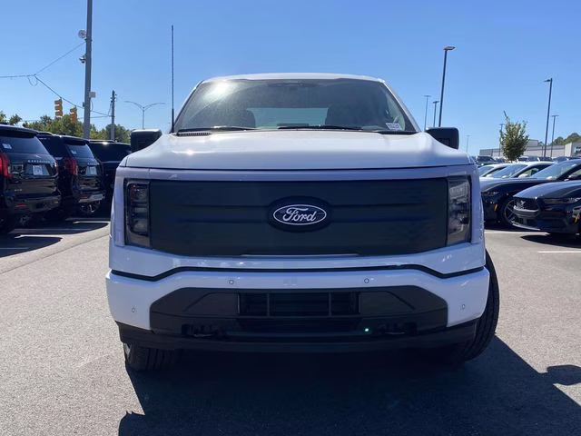 2025 Oxford White Ford F-150 Lightning Flash AWD Truck