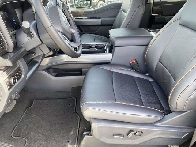 2026 Oxford White Ford Super Duty F-250 SRW Lariat 4X4 Truck