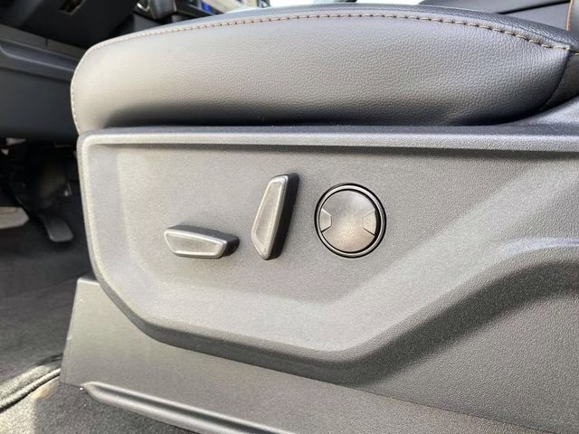 2026 Oxford White Ford Super Duty F-250 SRW Lariat 4X4 Truck