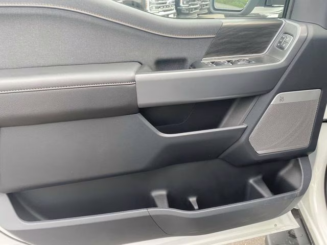 2025 White Metallic Ford F-150 Lariat 4X4 Truck