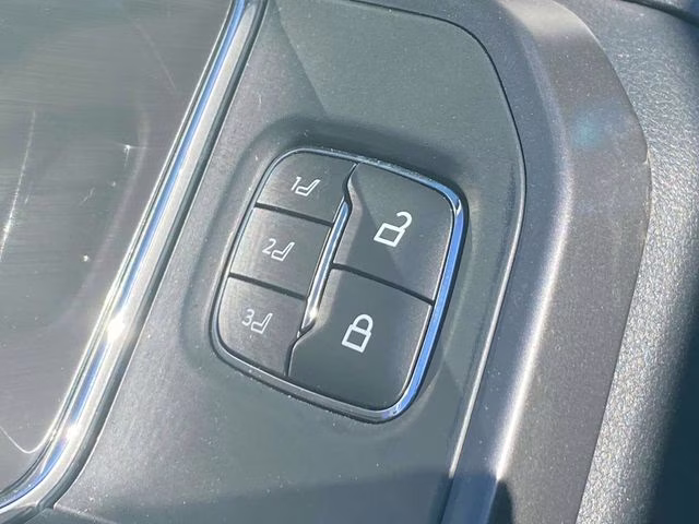 2025 Silver Metallic Ford F-150 Lariat 4X4 Truck