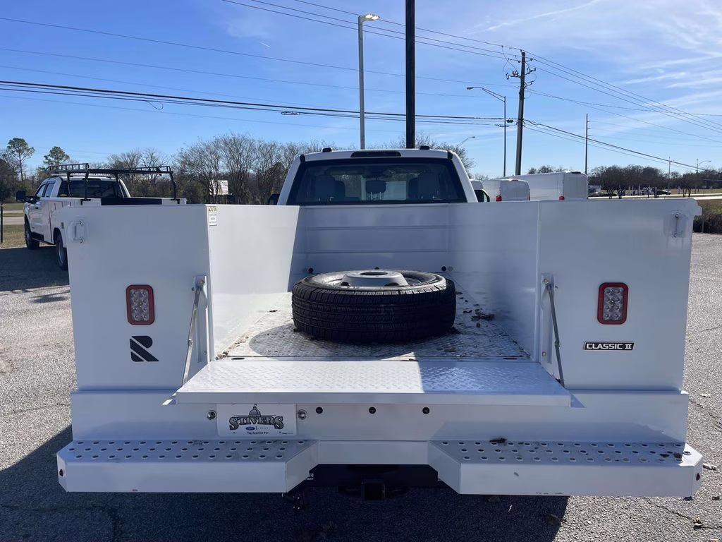 2025 Oxford White Ford Super Duty F-350 DRW XL 4X4 Chassis