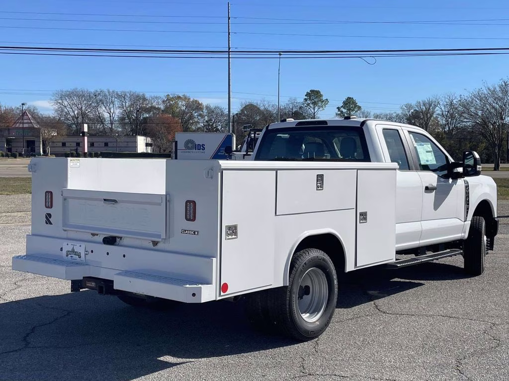 2025 Oxford White Ford Super Duty F-350 DRW XL 4X4 Chassis