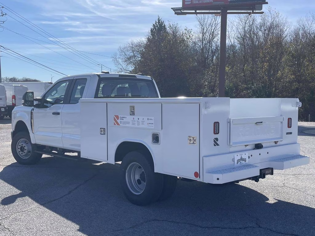 2025 Oxford White Ford Super Duty F-350 DRW XL 4X4 Chassis