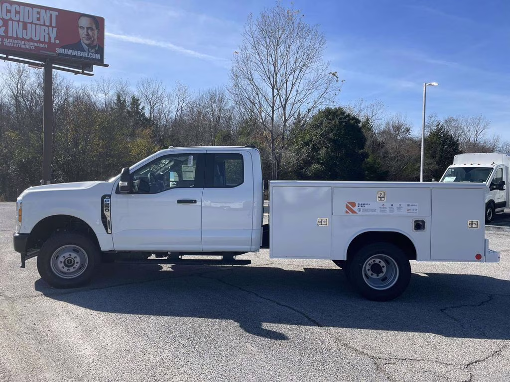 2025 Oxford White Ford Super Duty F-350 DRW XL 4X4 Chassis