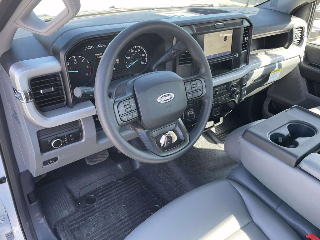 2025 Oxford White Ford Super Duty F-350 SRW XL RWD Chassis