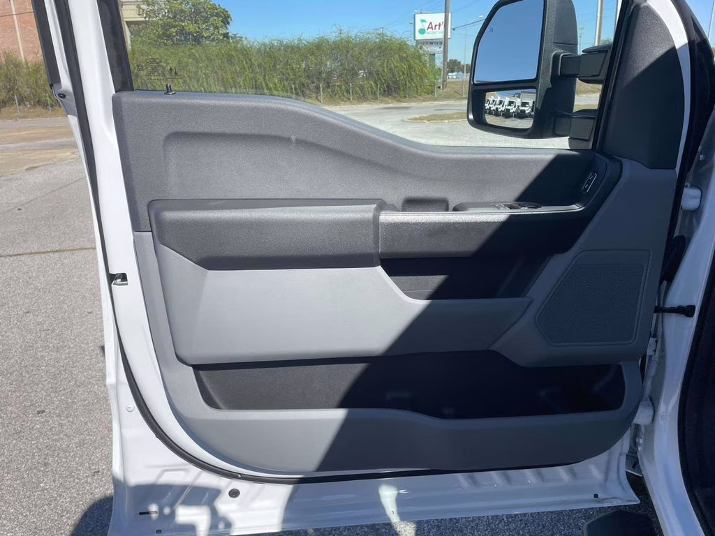 2025 Oxford White Ford Super Duty F-350 SRW XL RWD Chassis