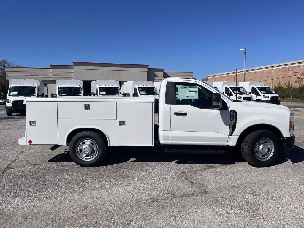 2025 Oxford White Ford Super Duty F-350 SRW XL RWD Chassis