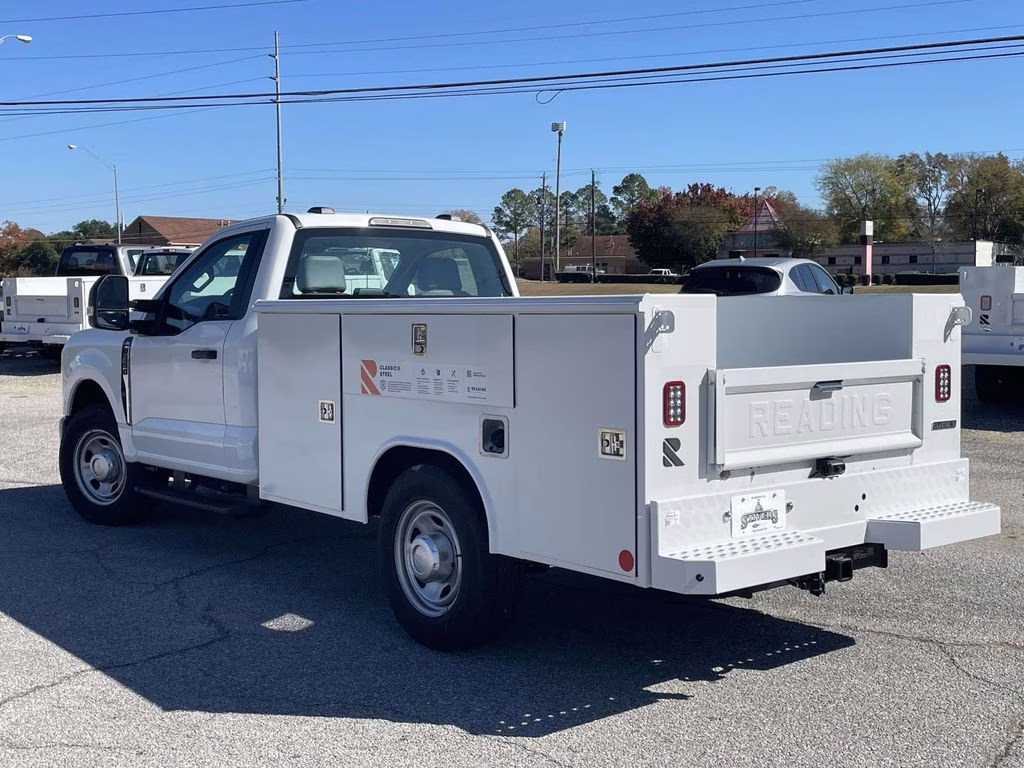 2025 Oxford White Ford Super Duty F-350 SRW XL RWD Chassis