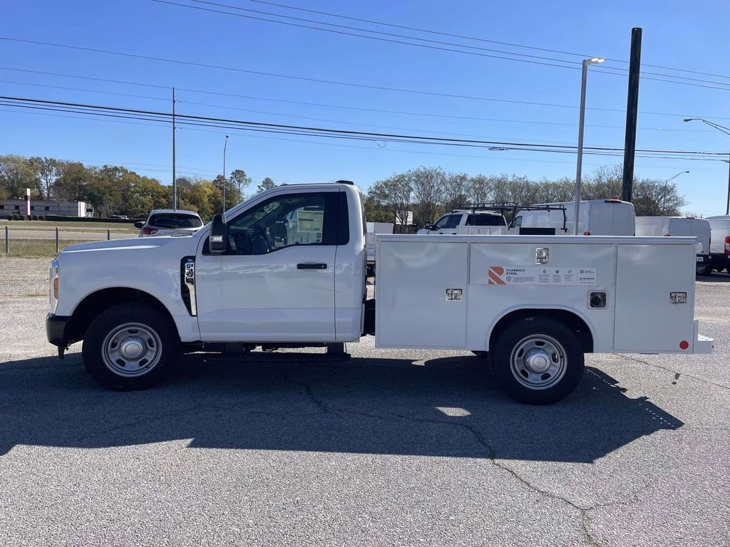 2025 Oxford White Ford Super Duty F-350 SRW XL RWD Chassis