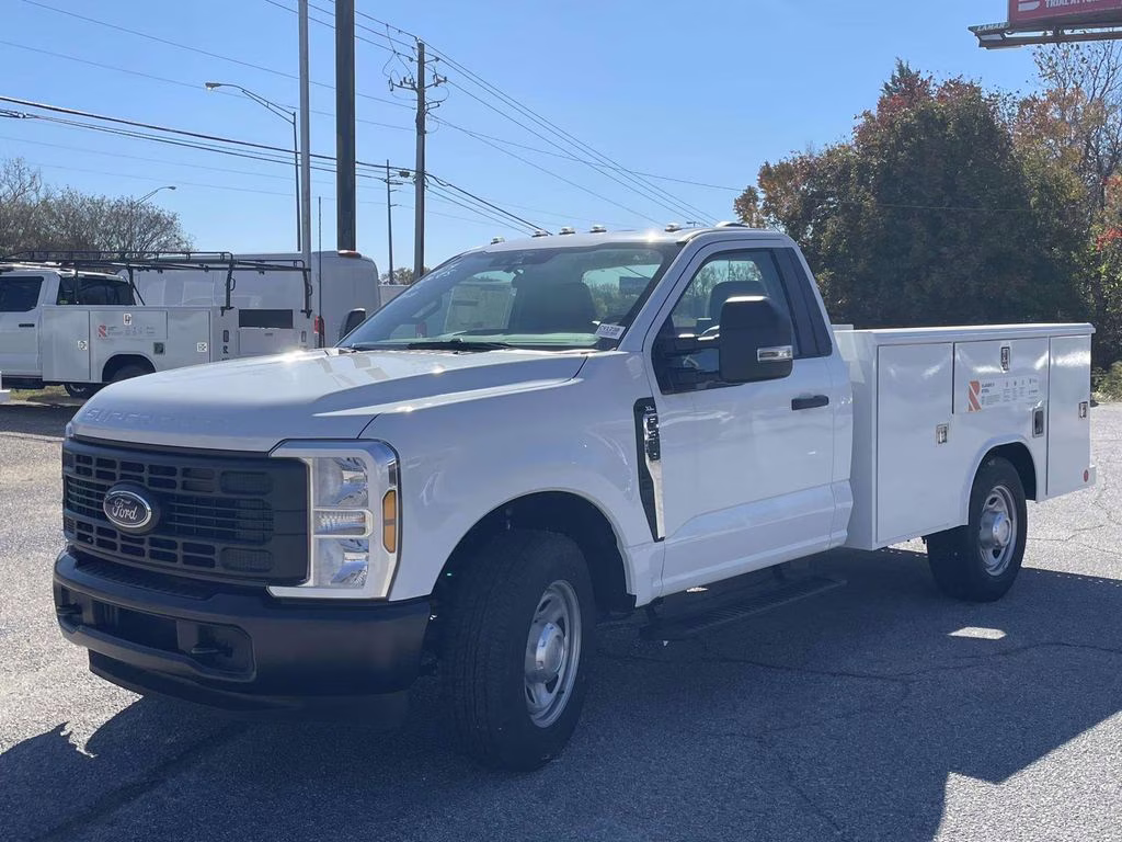 2025 Oxford White Ford Super Duty F-350 SRW XL RWD Chassis