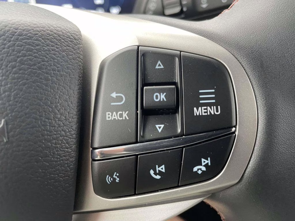 2026 Star White Metallic Tri-Coat Ford Explorer Active RWD SUV