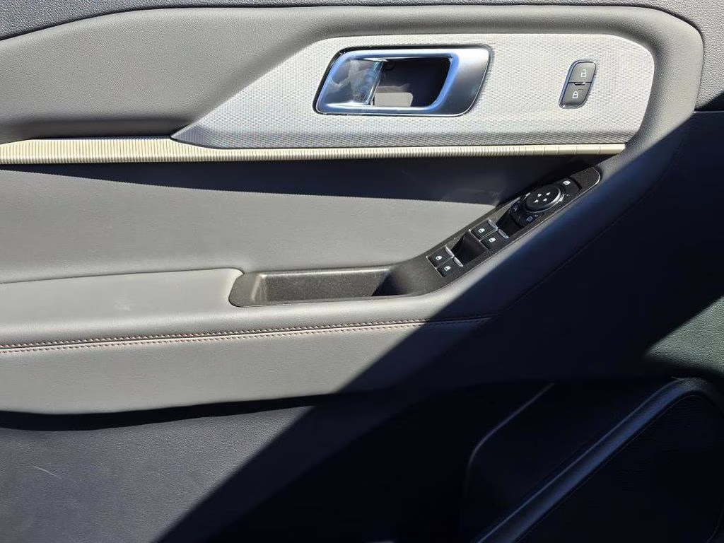 2025 Star White Metallic Tri-Coat Ford Explorer Active RWD SUV