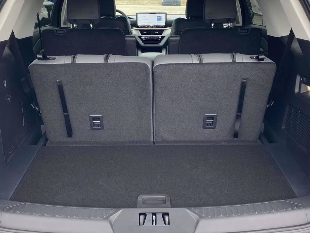 2026 Star White Metallic Tri-Coat Ford Explorer Active RWD SUV