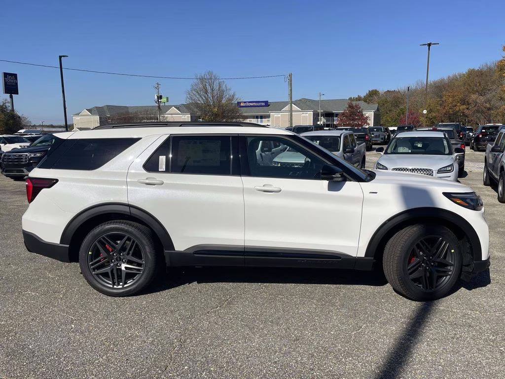 2026 Star White Metallic Tri-Coat Ford Explorer ST-Line RWD SUV