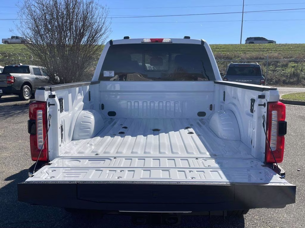 2026 Oxford White Ford Super Duty F-250 SRW Lariat 4X4 Truck