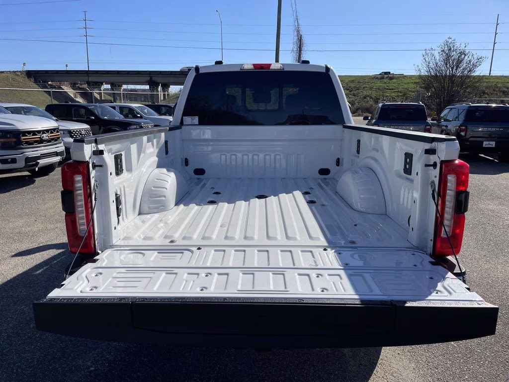 2026 Star White Metallic Tri-Coat Ford Super Duty F-350 SRW Lariat 4X4 Truck