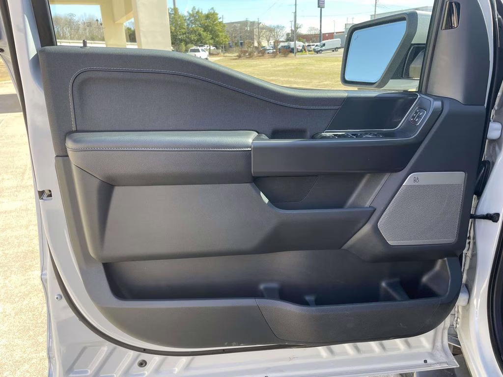 2025 Space White Metallic Ford F-150 Lariat 4X4 Truck