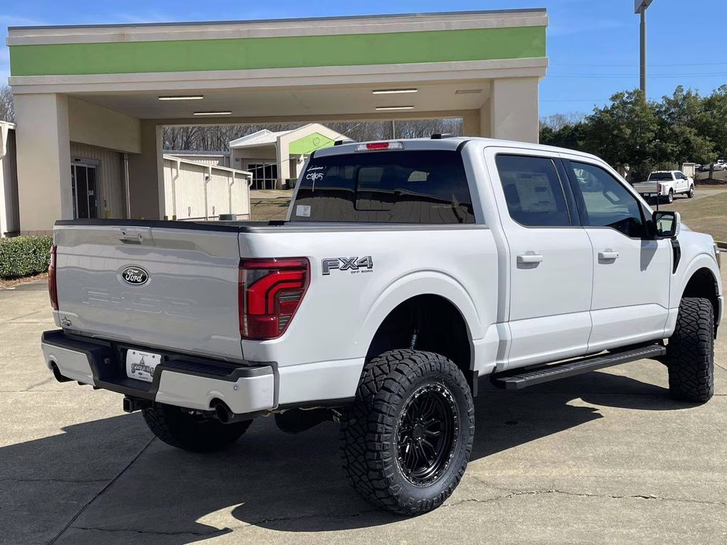 2025 Space White Metallic Ford F-150 Lariat 4X4 Truck