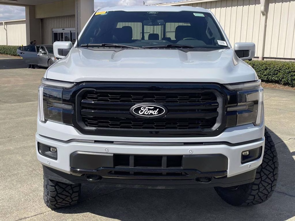 2025 Space White Metallic Ford F-150 Lariat 4X4 Truck