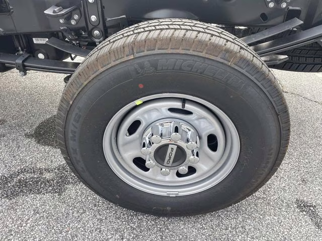 2025 Oxford White Ford Super Duty F-250 SRW XL 4X4 Truck