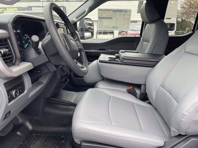 2026 Oxford White Ford Super Duty F-350 SRW XL RWD Chassis