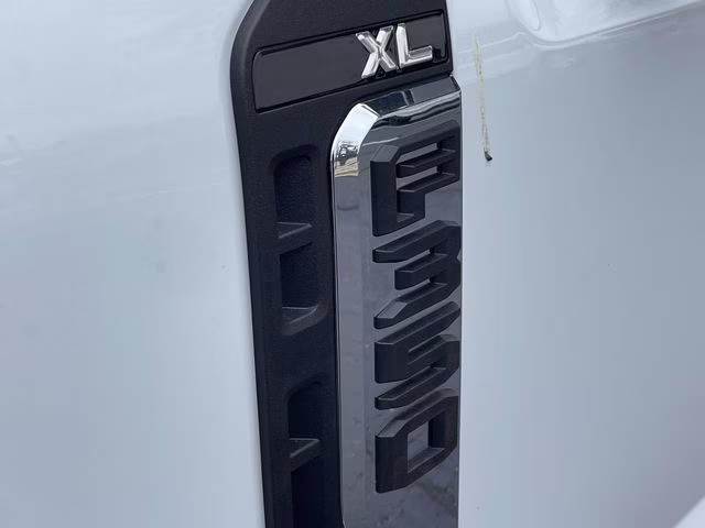2026 Oxford White Ford Super Duty F-350 SRW XL RWD Chassis