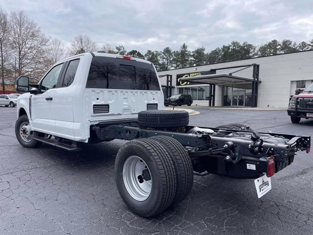 2026 Oxford White Ford Super Duty F-350 SRW XL RWD Chassis