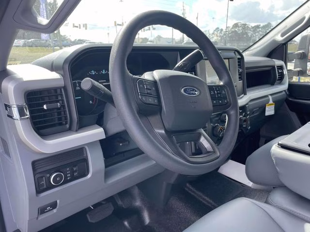 2026 Oxford White Ford Super Duty F-350 SRW XL RWD Chassis