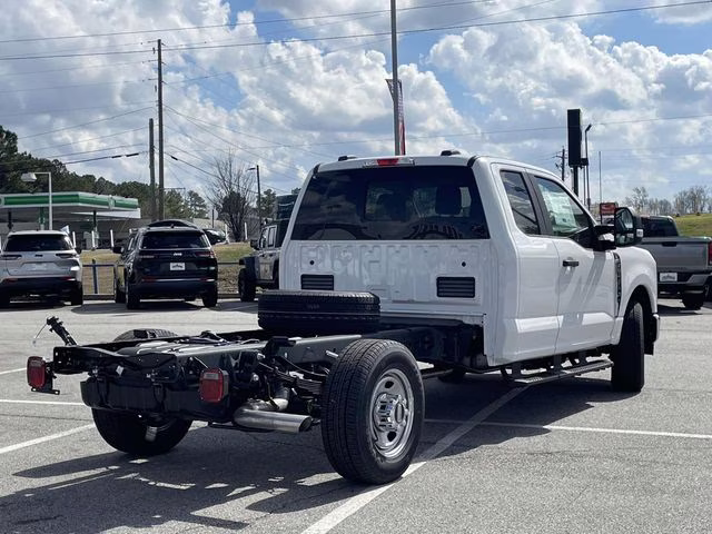 2026 Oxford White Ford Super Duty F-350 SRW XL RWD Chassis
