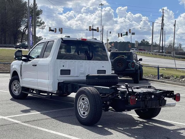 2026 Oxford White Ford Super Duty F-350 SRW XL RWD Chassis
