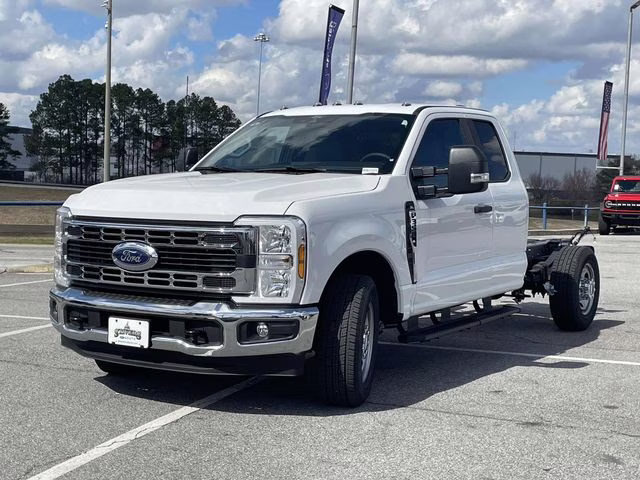 2026 Oxford White Ford Super Duty F-350 SRW XL RWD Chassis