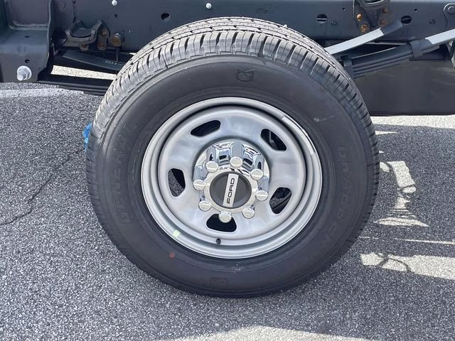 2026 Oxford White Ford Super Duty F-350 SRW XL RWD Chassis