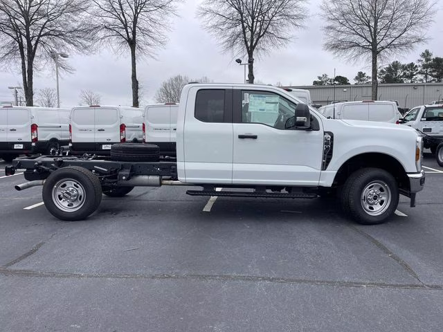 2026 Oxford White Ford Super Duty F-350 SRW XL 4X4 Chassis